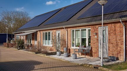 Zonnepanelen op woningen aan het Wilhelminaplein in Heinenoord.