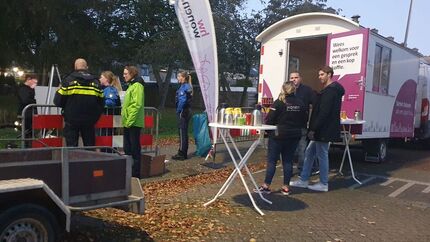 De mobiele huiskamer van HW Wonen in actie tijdens de informatieactie in Strijen.